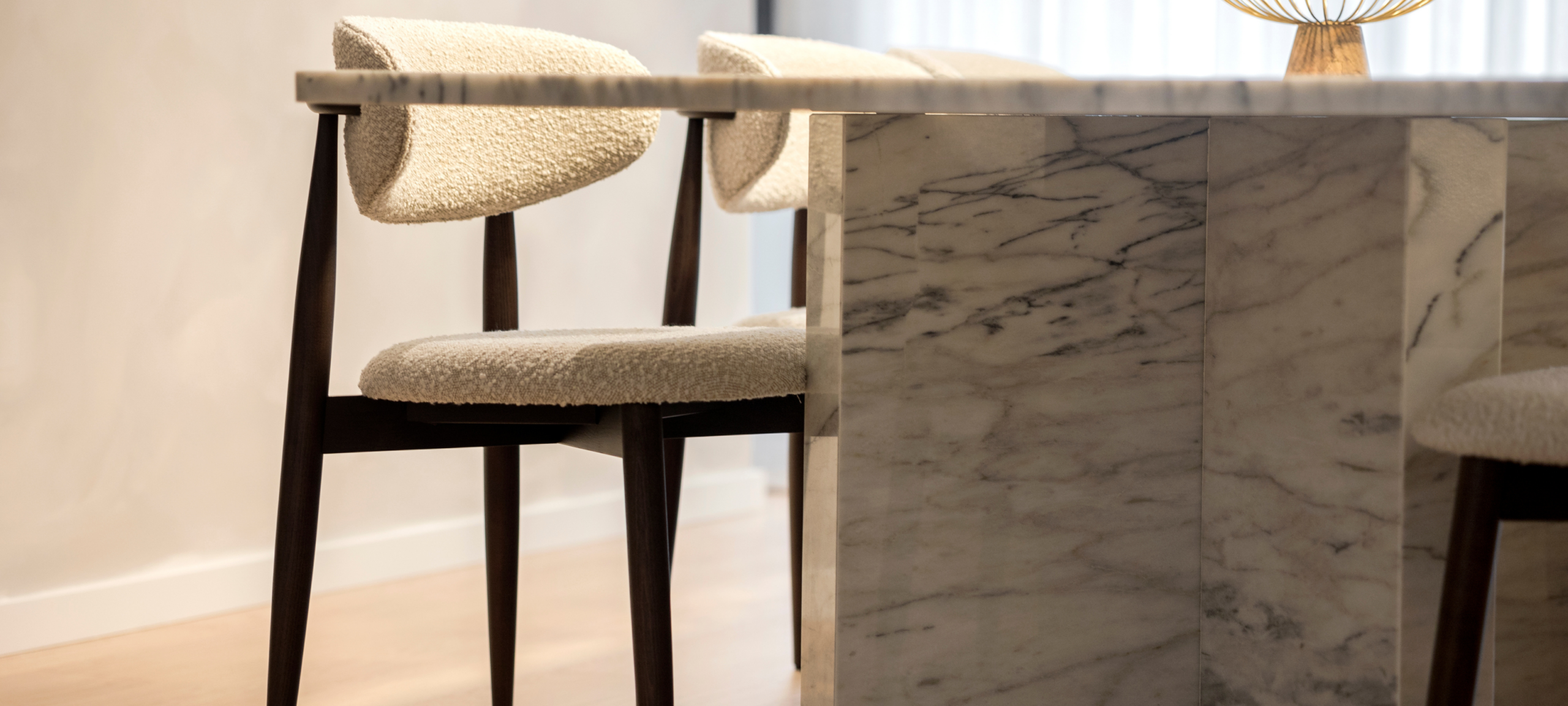Pormenor de mesa de jantar sólida e cadeiras TGV Interiores
