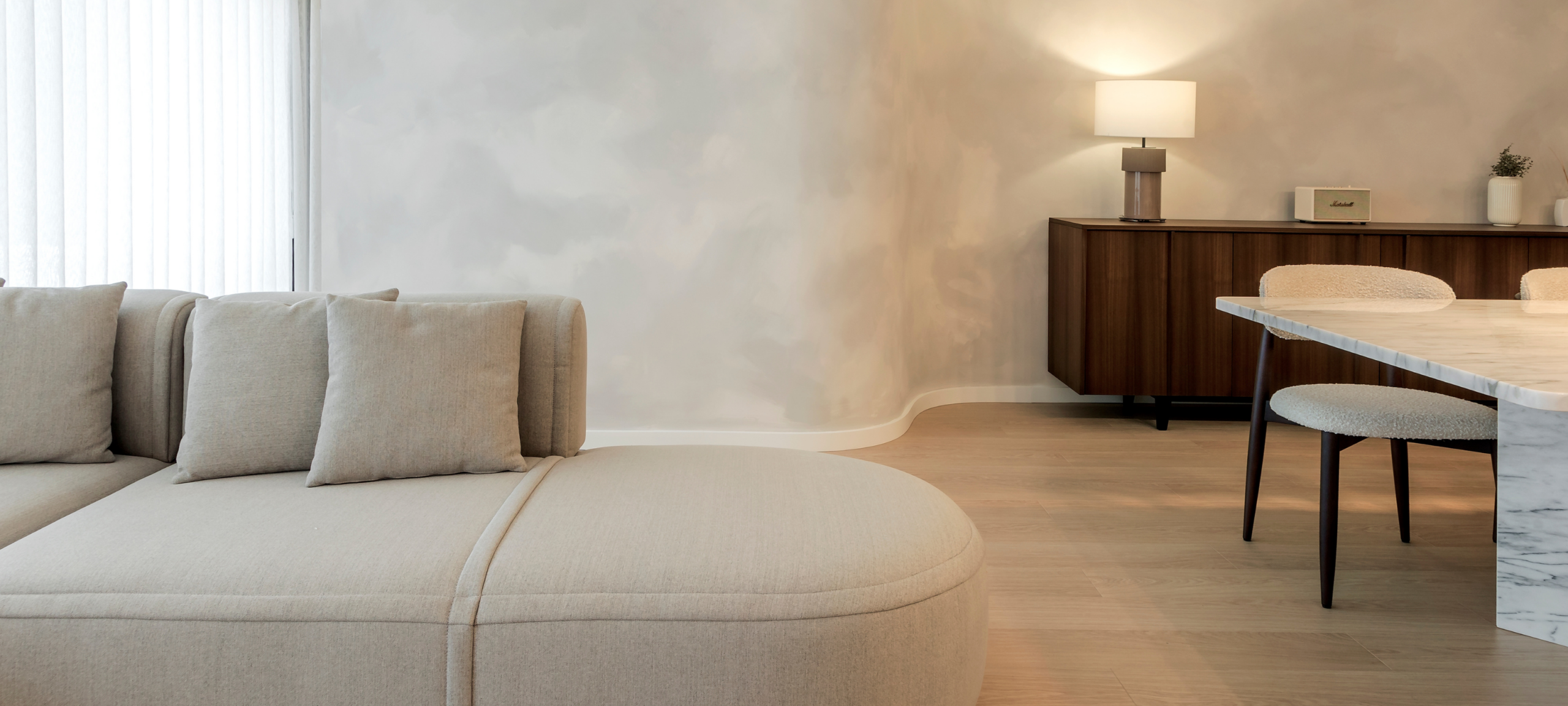 Sala TGV Interiores e parede com pintura limewash