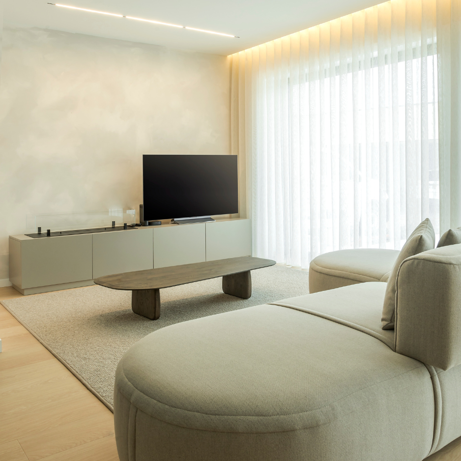 Sala de estar monocromática, estilo contemporâneo TGV Interiores