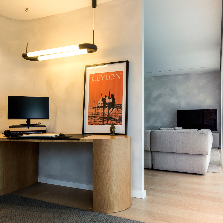 Espaço de trabalho com mesa feita à medida e abertura para sala de estar TGV Interiores