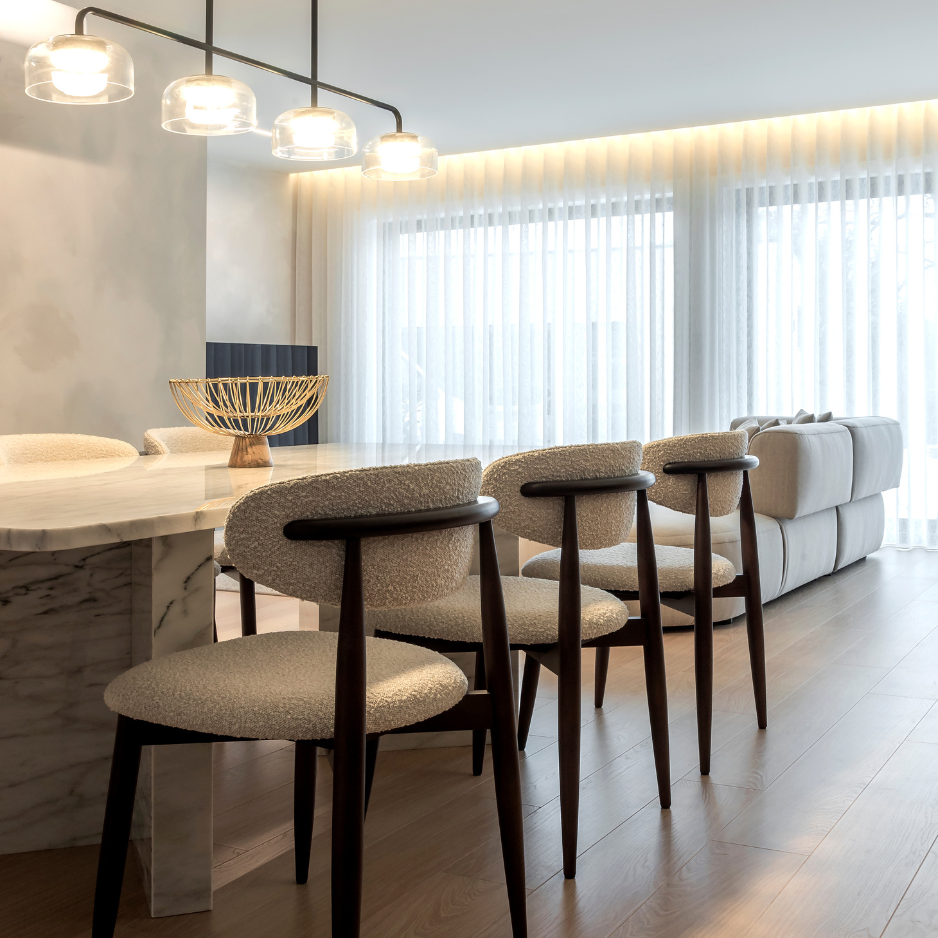 Sala de jantar open space com mesa em mármore TGV Interiores